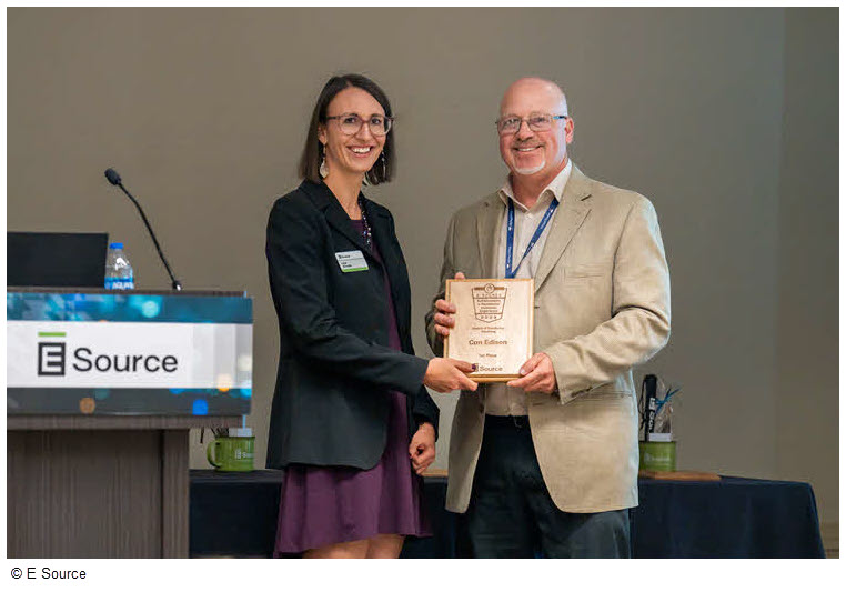 Con Edison accepts 2023 Achievement in Residential Customer Experience at the Forum